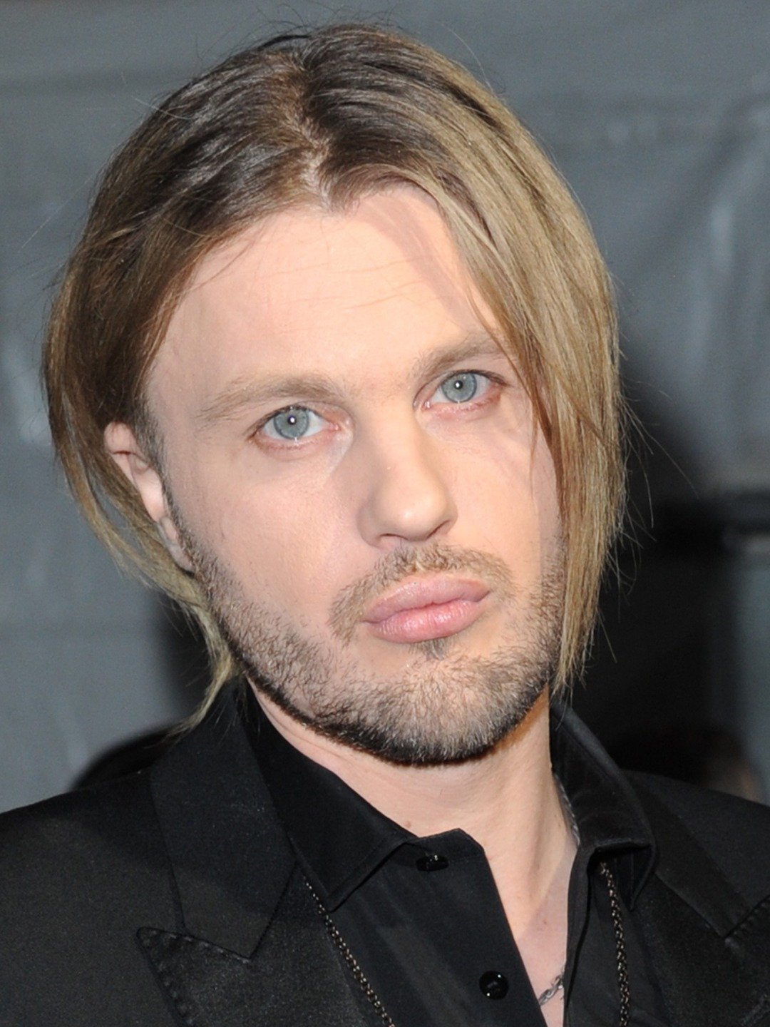 How tall is Michael Pitt?